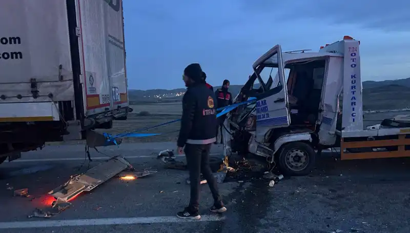 Durdular Ama Kazayı Önleyemediler: Çekici Kazaya Karıştı