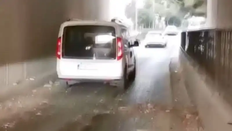 Beton Parçaları Trafikte Panik Yarattı: Korkunç Anlar Yaşandı